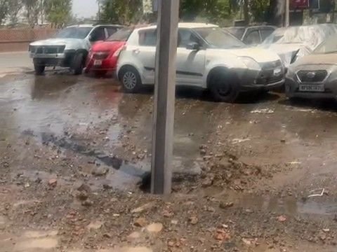 शाजापुर में बिजली के खंभे से निकला पानी:सड़क निर्माण के दौरान पाइपलाइन टूटने से हुआ रिसाव