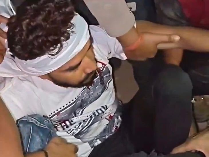 सीधी में आर्केस्ट्रा के पास हादसा, पिता घायल:रीवा रेफर, तेज रफ्तार बाइक की टक्कर से बाल-बाल बची बेटी