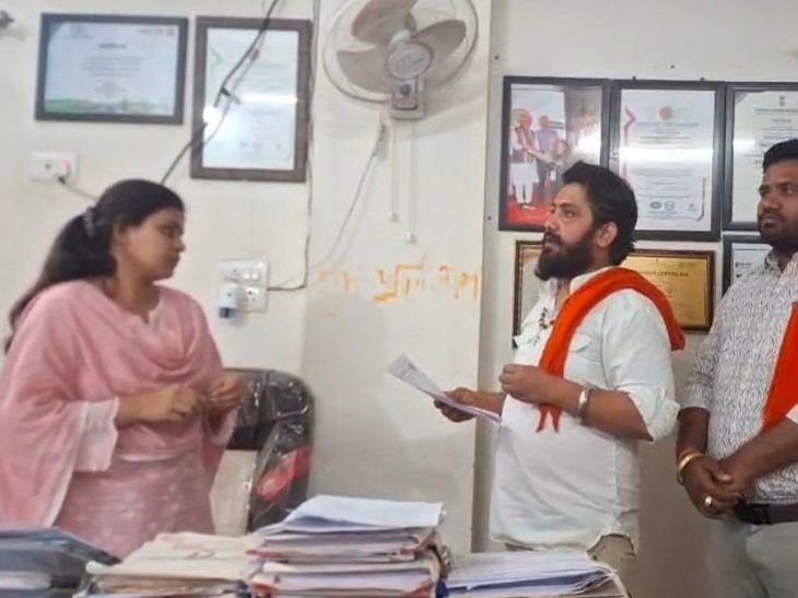 शिवसेना ने कहा- नो-एंट्री के बावजूद वाहन घुस रहे:सीधी में जाम से लोग-दुकानदार परेशान, ज्ञापन सौंपकर कार्रवाई की मांग