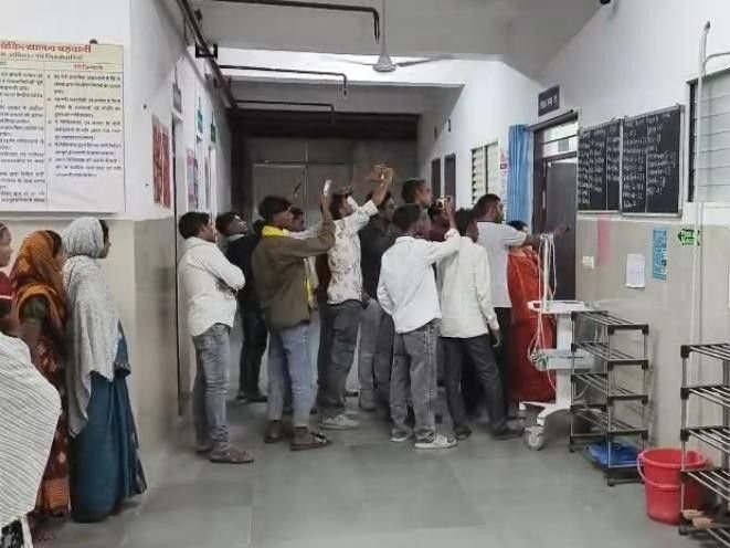 बड़वानी अस्पताल में शुक्रवार रात जमकर हंगामा,:सिजेरियन के बाद बिगड़ी प्रसूता की तबीयत, परिजन का पेट में कैंची छूटने का आरोप