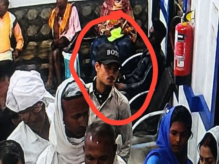 शहडोल में गल्ला व्यापारी की कार से 4 लाख चोरी:युवक ने शीशा तोड़कर चुराए पैसे, संदिग्ध CCTV में कैद