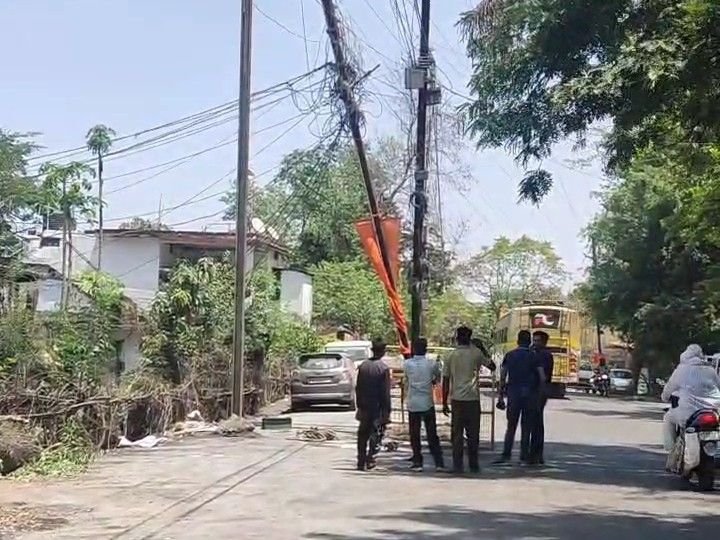 मंडला में सड़क के बीच से हटेगा बिजली पोल:नेहरू स्मारक-बिंझिया रोड निर्माण में लापरवाही के बाद बिजली विभाग ने की कार्रवाई