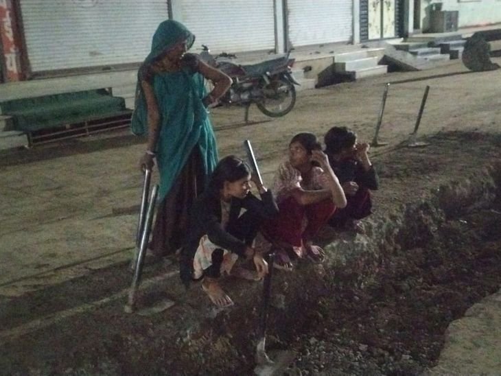 बड़वानी में नबालिग लड़किया कराया जा रहा सीवरेज का काम:उम्र 11 से 12 साल के बीच, खोदी गई सड़क की कर रही थीं मरम्मत