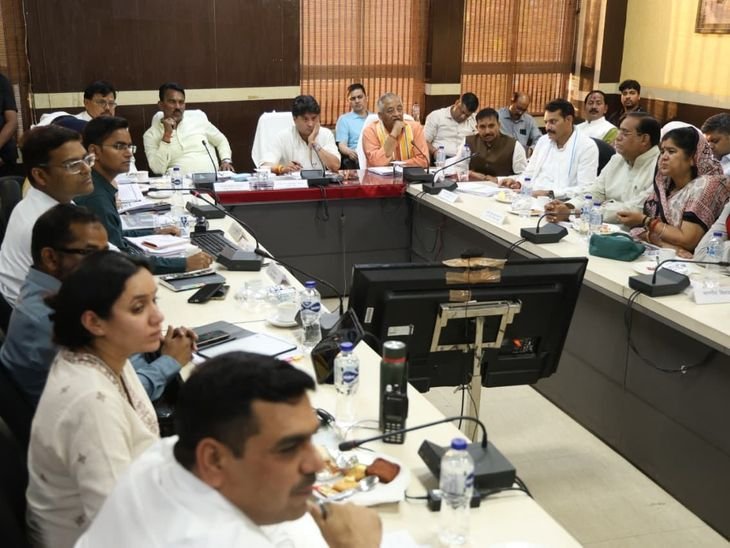 ग्वालियर में केंद्रीय मंत्री सिंधिया की समीक्षा बैठक:नहीं पहुंचे सांसद भरत सिंह कुशवाहा; सड़कों की हालत पर अधिकारियों को लगाई फटकार