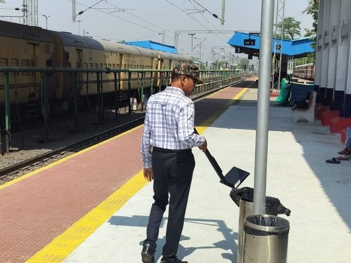 मंडला में ड्रोन निगरानी, नियमित गश्त और चेकिंग अभियान:बम स्क्वॉड नैनपुर रेलवे स्टेशन पहुंची, सुरक्षा व्यवस्था का जायजा लिया