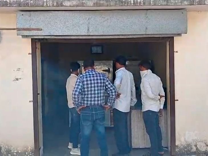 नरसिंहपुर में सड़क हादसे में युवक की मौत:मिट्टी कार्यक्रम से लौट रहे थे; मां घायल, अस्पताल में एडमिट