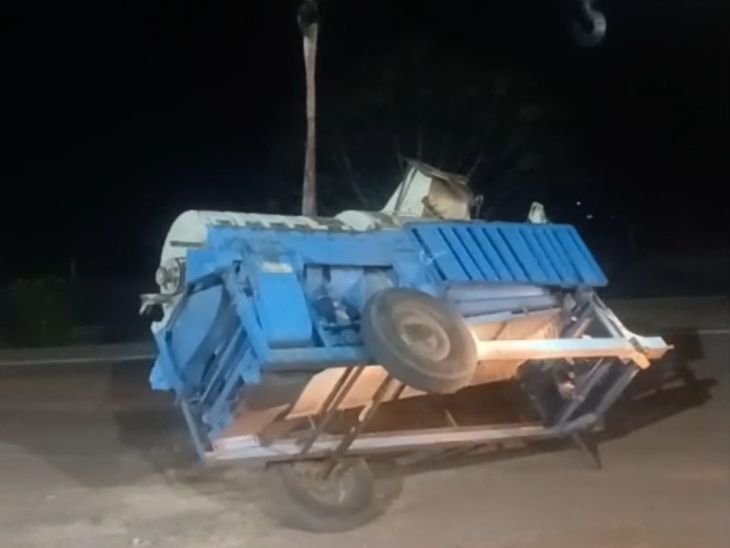 अनियंत्रित होकर ट्रैक्टर में लगा थ्रेसर पलटा:धूमा बाईपास पर यातायात रहा बाधित, मशक्कत के बाद खुला जाम