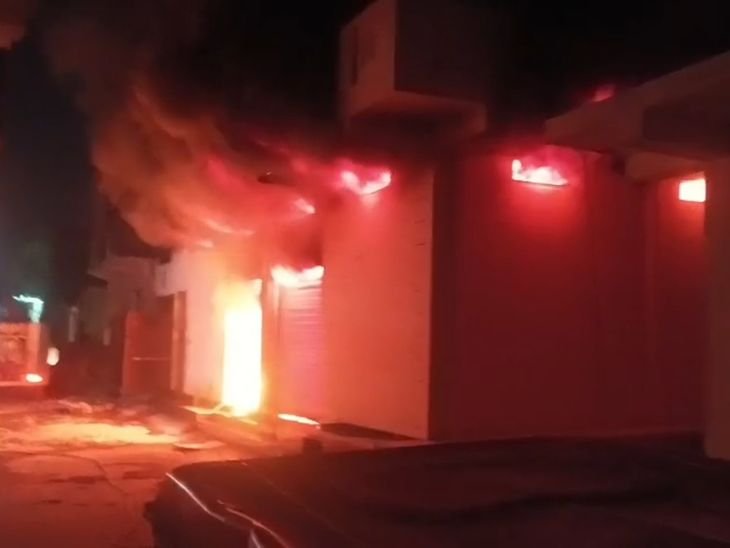 छतरपुर के नमकीन गोदाम में भीषण आग:फायर ब्रिगेड की देरी से बढ़ा आक्रोश; 70 लाख तक का नुकसान, लोग खुद बुझाते रहे