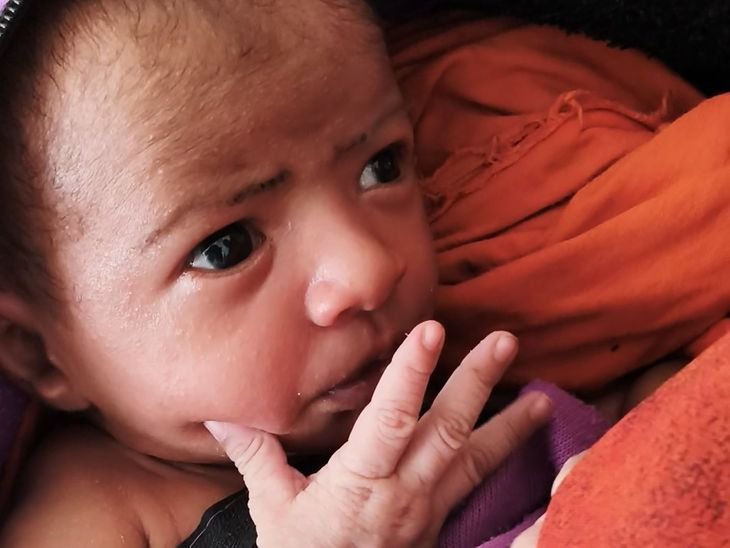 जहर खाकर 15 दिन की बेटी को लेकर निकली महिला:रास्ते में मौत, गोद में बच्ची लिए 1 किलोमीटर चली, पति के जाने के बाद निकली