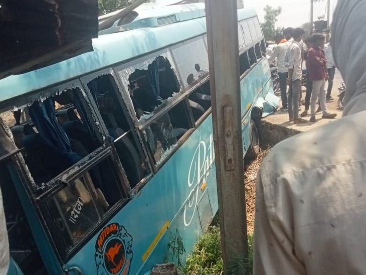 खरगोन में यात्री बस मकान में घुसी, 20 घायल:3 गंभीर; स्टीयरिंग या ब्रेक फेल होने की आशंका