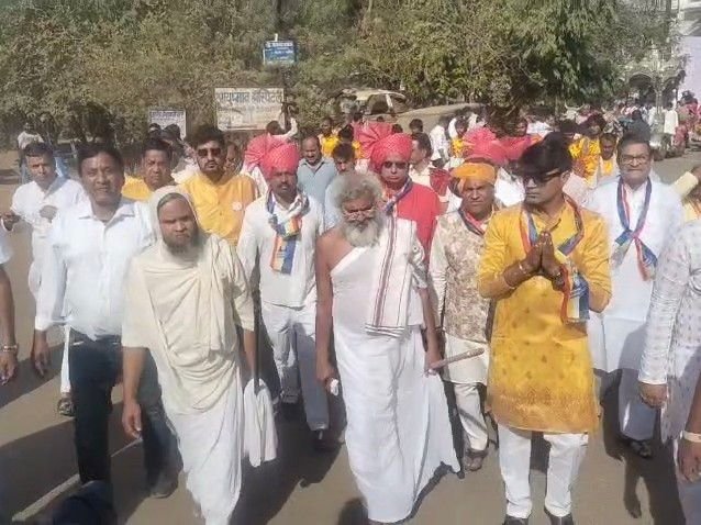 मच में महावीर जिनालय प वार्षिक ध्वजारोहण:स्वर्ण जड़ित रथ में विराजे भगवान, बैंडृ-बाजों के साथ निकली शोभायात्रा