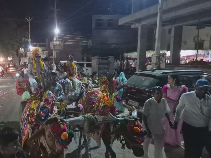 बड़वानी में दूल्हे ने बैलगाड़ी पर निकाला बाना:चचेरे भाई-बहन की वर निकासी, निमाड़ की पुरानी परंपरा निभाई