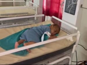 मंदिर के कुएं के पास मिला तीन माह का नवजात:चिलचिलाती धूप में रोने के आवाज सुन पहुंचे लोग, डॉक्टर बोले- तेज बुखार है