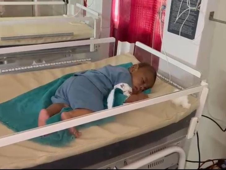 मंदिर के कुएं के पास मिला तीन माह का नवजात:चिलचिलाती धूप में रोने के आवाज सुन पहुंचे लोग, डॉक्टर बोले- तेज बुखार है