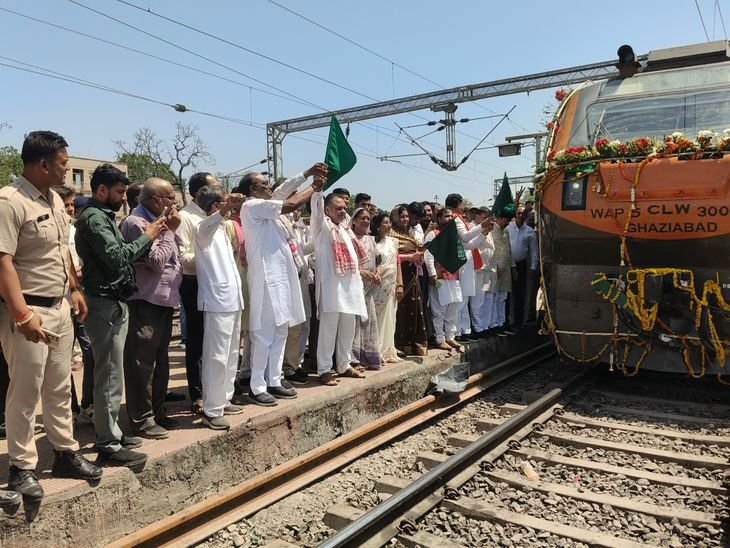 हरदा में अमृत भारत एक्सप्रेस 15 मिनट देरी से पहुंची:बनारस-पुणे यात्रा हुई आसान; केंद्रीय राज्यमंत्री उइके ने दिखाई हरी झंडी
