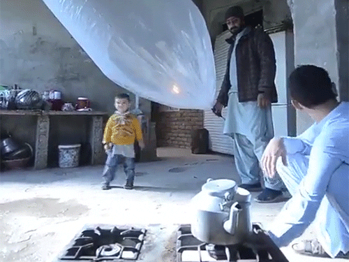 पाकिस्तान में गुब्बारों में गैस भरकर खाना बना रहे लोग:LPG-तेल की किल्लत की वजह से लोग मजबूर, एक्सपर्ट बोले- ये चलता-फिरता बम जैसा