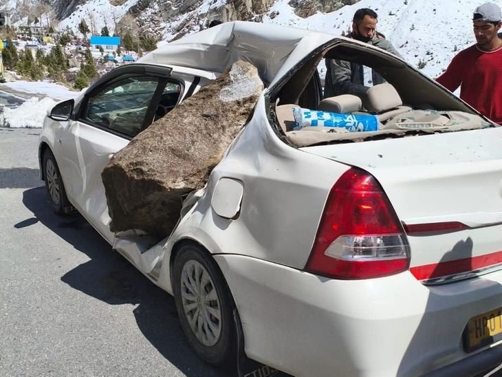 हिमाचल में पहाड़ी से पत्थर गिरा, कार सवार दंपती घायल:केलांग से कुल्लू रेफर, अगले 3 दिन ओलावृष्टि और तूफान का अलर्ट
