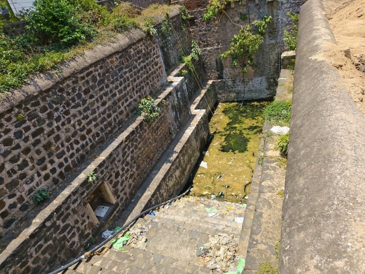 अंजड़ के 5 वार्डों में दूषित जल आपूर्ति:रहवासी बोले- नलों से आ रहा बदबूदार पानी; 8 हजार लोगों को बीमारियों का खतरा