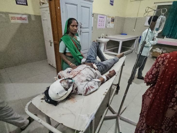 मक्सी में सड़क हादसा, दो युवक घायल:तेज रफ्तार बाइक अनियंत्रित हुई, सड़क की दरार में फंसी