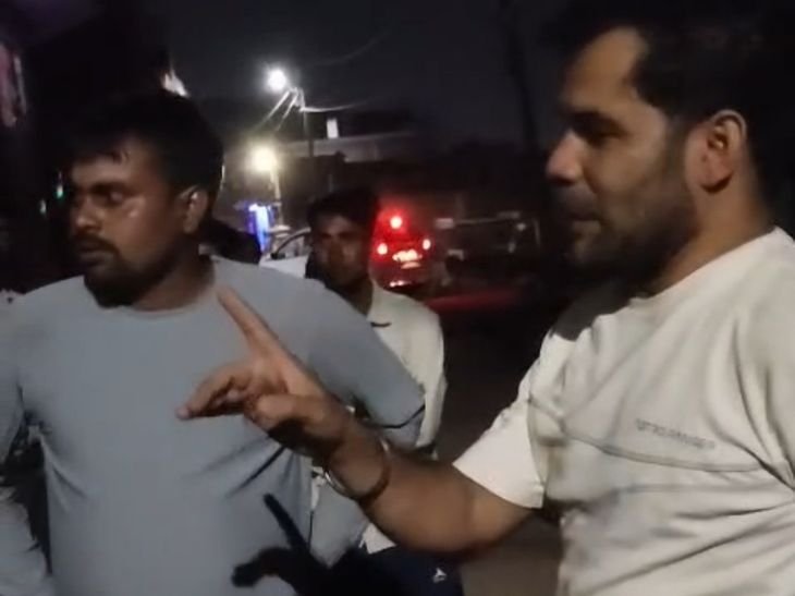 नशे में धुत चालक ने बाइक को मारी टक्कर:सतना में भागते हुए नाली में जा फंसी कार; लोगों ने पकड़कर पुलिस को सौंपा