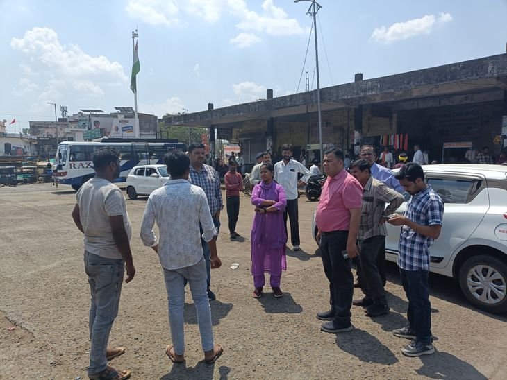 20 करोड़ टैक्स वसूली के लिए सड़क पर उतरे अधिकारी:बस संचालकों पर कार्रवाई, दो बसें जब्त; ₹1.60 लाख वसूले