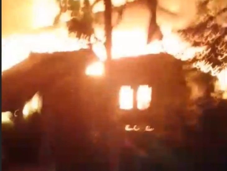 महू में दो मकानों में लगी आग:शॉर्ट सर्किट से लाखों का घरेलू सामान जलकर खाक, दमकल ने पाया काबू