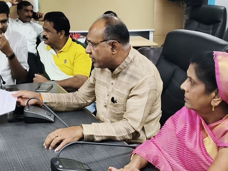 देवास में शिकायत के बाद भी कब्जा, छत डाली:जनसुनवाई में महापौर ने जताई नाराजगी, अधिकारियों को दिए जांच के निर्देश