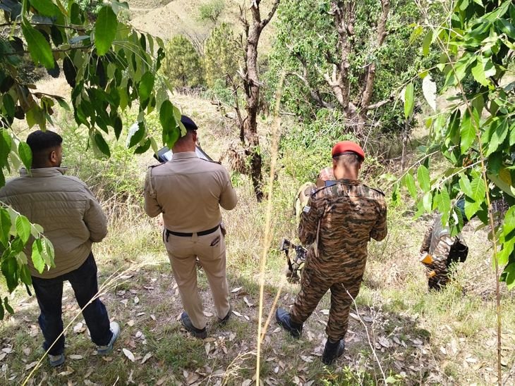 चंबा में संदिग्ध पाकिस्तानी गुब्बारा मिलने से हड़कंप:खेतों में मवेशी चराने गए व्यक्ति ने देखा; 'PIA' और उर्दू में लिखावट से एजेंसियां सतर्क