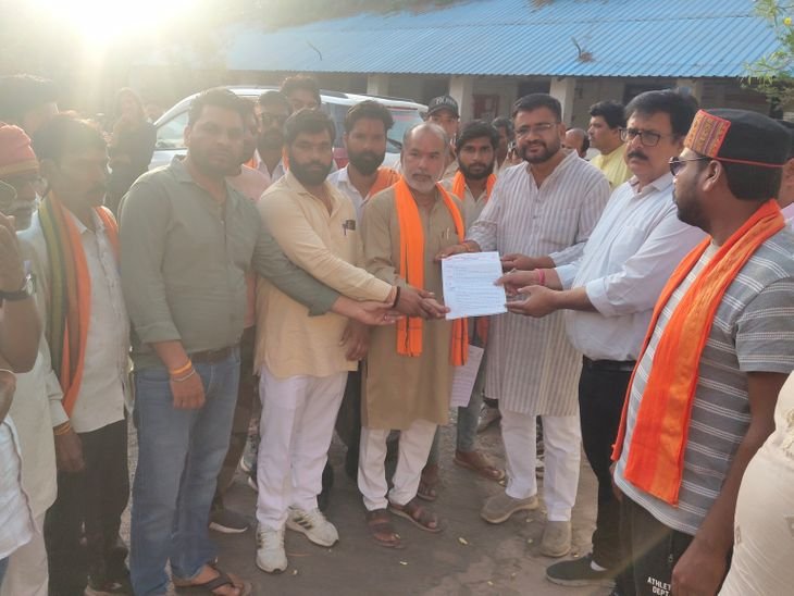 रायसेन में विहिप-बजरंग दल का प्रदर्शन, SDM को सौंपा ज्ञापन:लव जिहाद-धर्मांतरण रोकने सख्त कानून की मांग, सुरक्षा मुद्दों पर जताई चिंता
