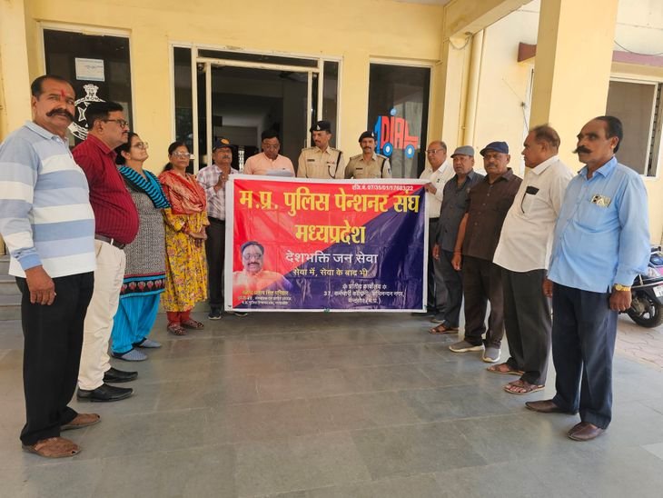 रिटायर्ड डीएसपी पर दर्ज केस निरस्त करने की मांग:मंदसौर में सौंपा ज्ञापन; पन्ना में सीट बेल्ट विवाद को गंभीर अपराध बनाने का आरोप