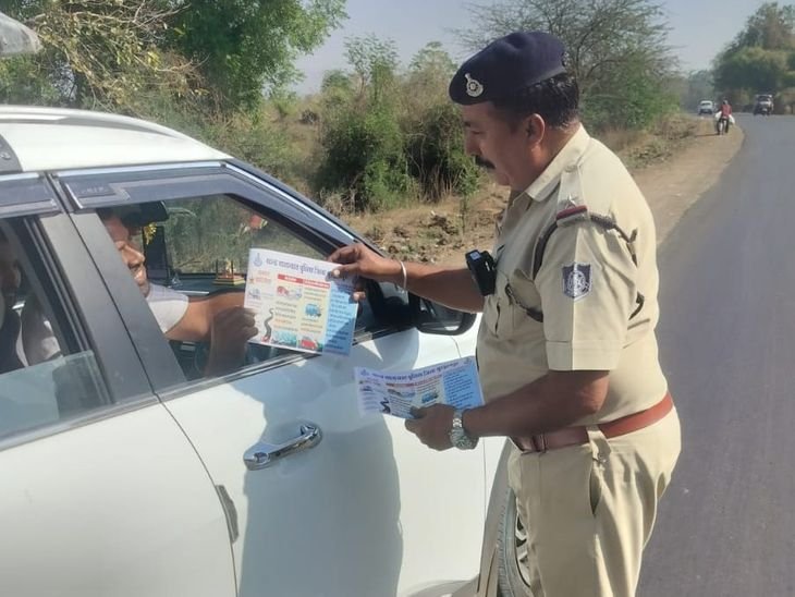 बुरहानपुर में सड़क हादसे रोकने उतरी पुलिस:पंपलेट बांटकर समझाइश, हेलमेट-सीट बेल्ट पर जोर; नाबालिग ड्राइविंग और नशे पर चेतावनी