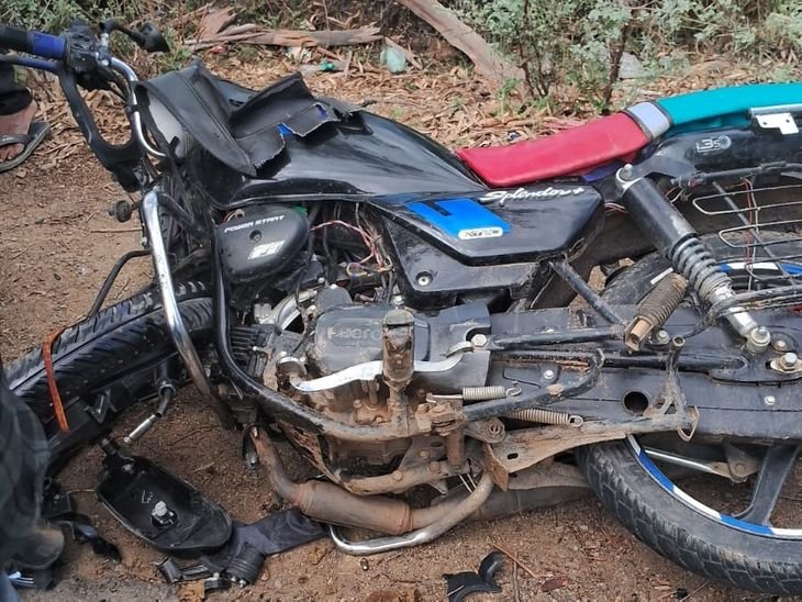 पन्ना में दो बाइकों की भिड़ंत, अतिथि शिक्षक की मौत:स्कूल जाते समय हुआ हादसा, दो अन्य गंभीर रूप से घायल