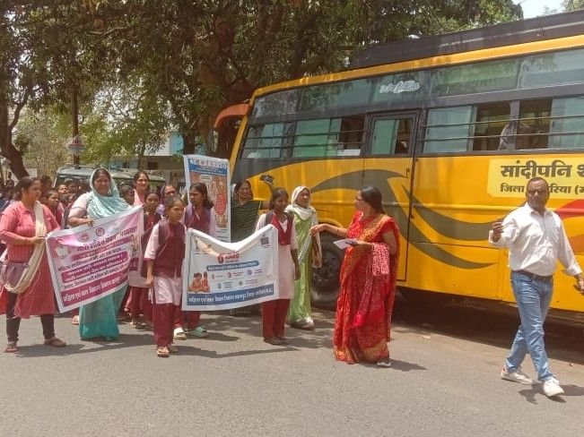 42 डिग्री तापमान में निकली रैली:महिलाओं और बच्चों को शामिल करने पर विभाग की कार्यशैली पर सवाल