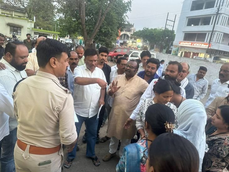 मंडला में सोशल मीडिया पोस्ट पर सियासी घमासान:प्रियंका गांधी की तस्वीर पर आपत्तिजनक टिप्पणी पर भड़की कांग्रेस; FIR की मांगी