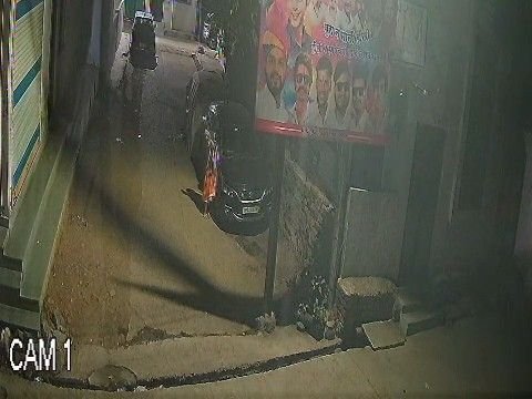 शाजापुर में महिला ने कार में की तोड़फोड़:राधे-राधे चौराहे पर देर रात की घटना, CCTV फुटेज में दिखी वारदात