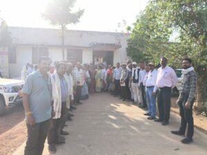 TET परीक्षा के विरोध में शिक्षकों का प्रदर्शन:बड़वारा में सीएम के नाम दिया मांग पत्र; नियुक्ति दिनांक से सेवा गणना की मांग