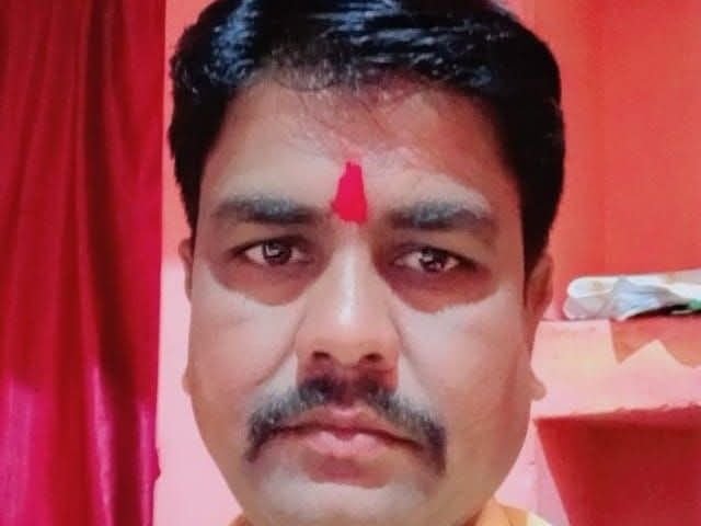 दमोह के इलेक्ट्रॉनिक शोरूम की लिफ्ट गिरी, एक की मौत:तेंदूखेड़ा में नपा का कर्मचारी था मृतक, दो लोग घायल