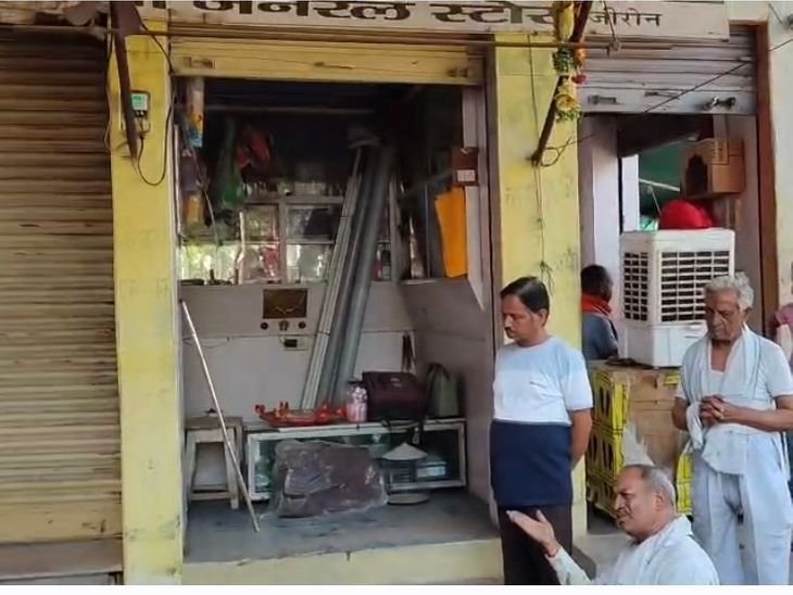 दो दुकानों से बेटे का कब्जा हटाया, पिता को सौंपी:बुजुर्ग पैसे की तंगी परेशान थे, जनसुनवाई में कलेक्टर से की थी शिकायत