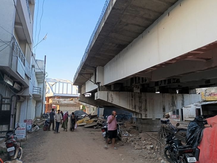 अनूपपुर फ्लाईओवर: सर्विस लाइन निर्माण में फंसा जमीन का पेंच:वन विभाग की दीवार और रेलवे क्वार्टर बना बाधा; जून तक बहाल होगा यातायात