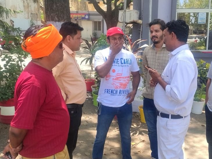 युवती का आरोप- इस्लाम धर्म अपनाने दबाव बनाया, रेप किया:क्लर्क पर FIR, इधर, युवक बोला- हिंदू रीति-रिवाज से शादी कराई, अब फंसा रहे