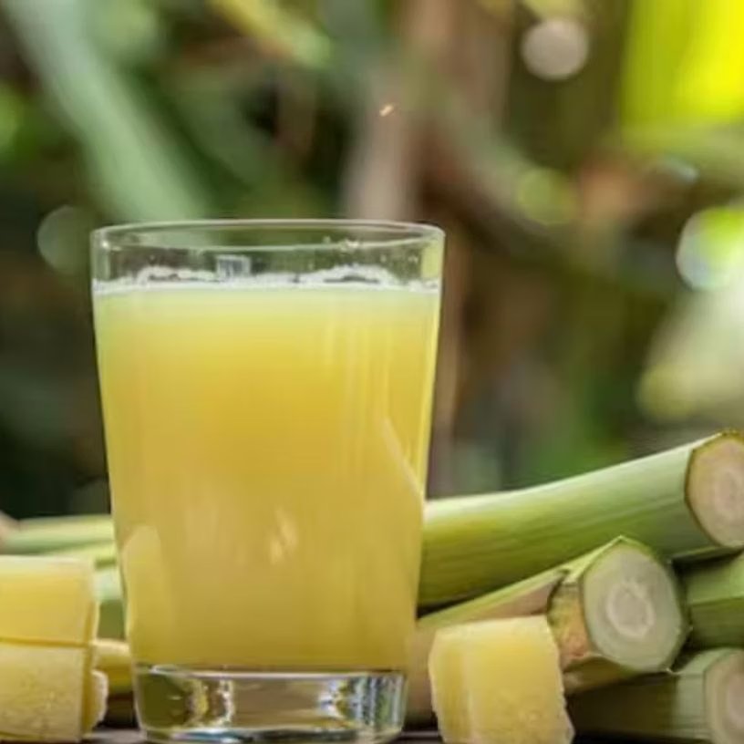<!-- HTML_TAG_START --><p><strong>गन्ने का जूस: </strong>अगर आप धूप से थके-हारे आए हैं और तुरंत ताकत चाहते हैं, तो गन्ने का जूस सबसे अच्छा है। गन्ने के जूस में नेचुरल शुगर होती है जो शरीर को तुरंत ग्लूकोज देती है।&nbsp;</p><!-- HTML_TAG_END --> <span class="graytxt">Image: Freepik</span>
