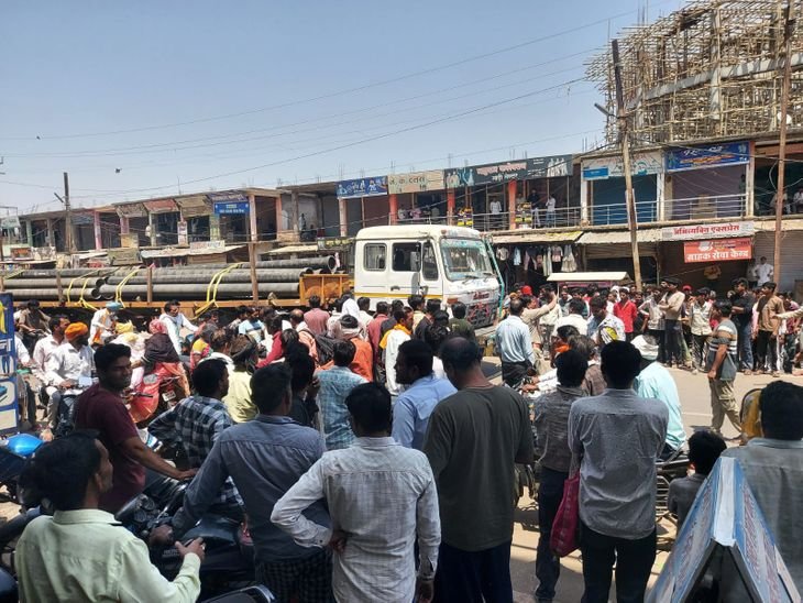 अशोकनगर में ट्रॉला ने एक व्यक्ति को कुचला, मौत:नल-जल योजना के सृपाइप से भरे थे, पानी कैंपर बांटते थे