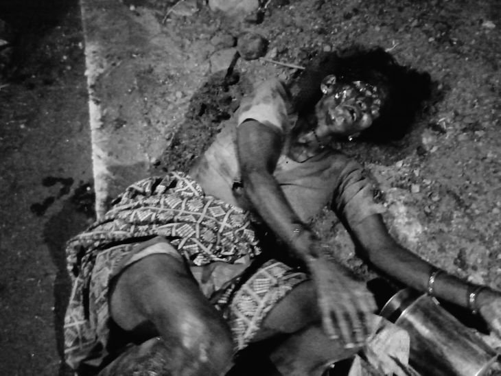 पैदल जा रहे दंपती को वाहन ने टक्कर मारी:मंडला में पति का पैर कटकर अलग, मौत, पत्नी गंभीर घायल; खेत से घर जा रहे थे