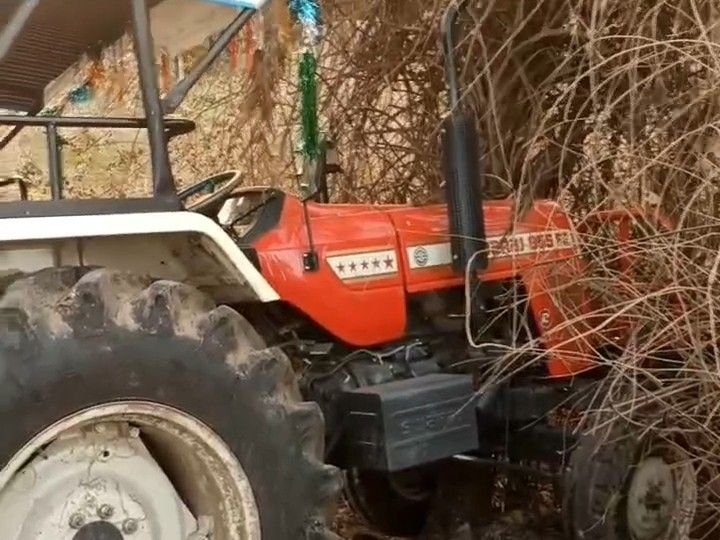 शिवपुरी में बिना ड्राइवर दौड़ा ट्रैक्टर:पेड़ से टकराकर रुका; जगतपुर तिराहा पर बड़ा हादसा टला