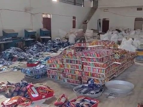 शिवपुरी में गुटखा की दो अवैध फैक्ट्री और गोदाम सील:छह घंटे की कार्रवाई में 11 मशीनें और वाहन जब्त; केमिकल ड्रम और कच्चा माल भी मिला