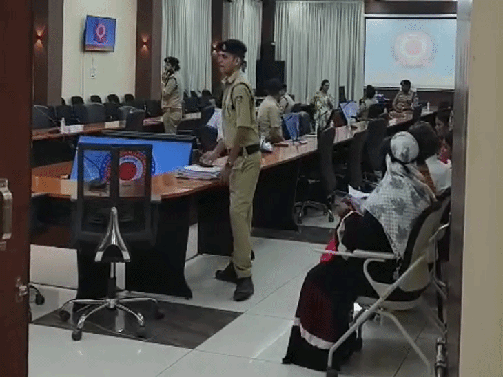 इंदौर एक्सिस बैंक की 'ऑपरेशन-हेड' का खुलासा:अधिकारी केबिन में बुलाकर करते थे गंदी बातें-अश्लील इशारे, अधिकारी की धमकी-'तुझे तो बैंक बर्बाद कर देगा'