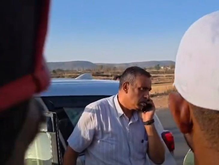 सीधी में खेत-तालाब निर्माण को लेकर विवाद:रात में जेसीबी से खुदाई का आरोप, कलेक्टर से शिकायत