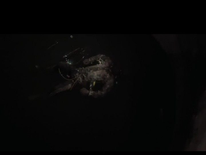 अनूपपुर में कुएं में मिला शख्स का शव:बच्चियों ने देखा, पुलिस ने रात में बाहर निकाला; पहचान नहीं हो पाई