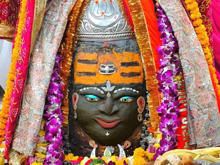 मंगलवार भस्म आरती दर्शन:भगवान महाकाल का चन्दन का त्रिपुंड भांग ड्रायफ्रूट रजत आभूषण से राजा स्वरूप शृंगार