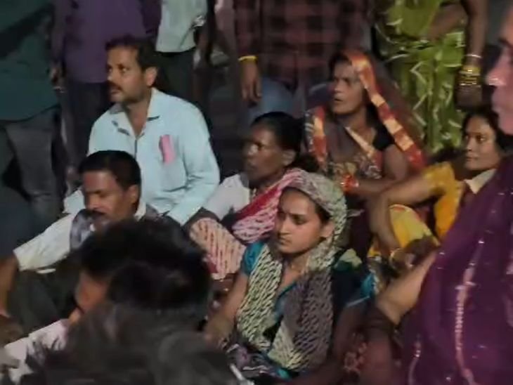 ऑपरेशन के बाद युवक की मौत पर सतना में हंगामा:परिजनों ने शव रखकर जाम किया; 20 करोड़ मुआवजा और डॉक्टरों पर केस की मांग